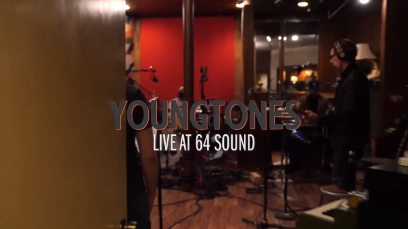 Youngtones y la versión de “Under The Gun” en vivo