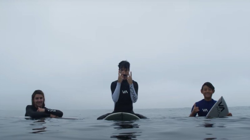 Oscar Langburne surfeando con Jonah Hill y Anthony Kiedes en Los Ángeles