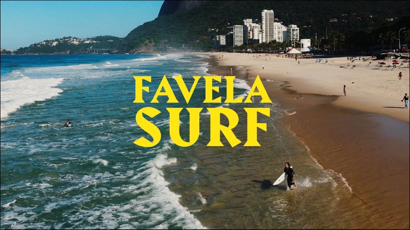 Nic Von Rupp surfeando en la favela Rocinha 