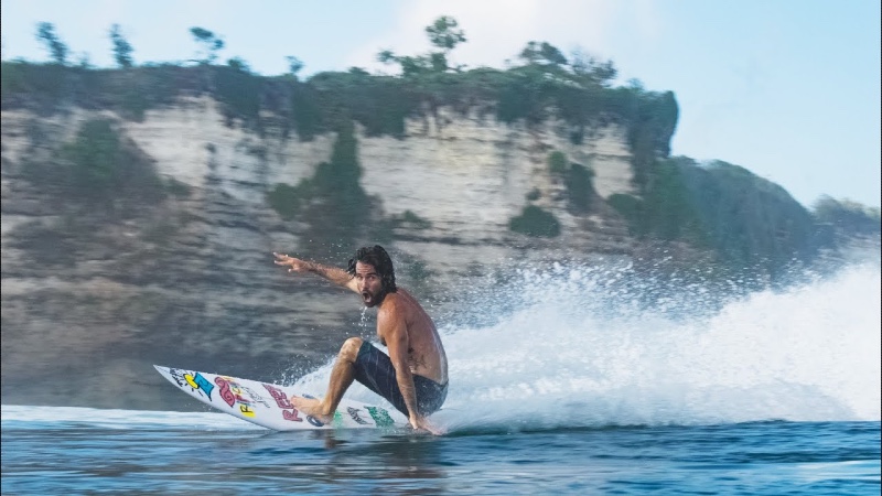 Mason y Coco Ho surfeando juntos en Uluwatu