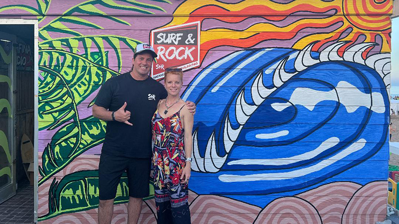 Entrevista con Josefina Saa, artista y diseñadora, pintando el mural de Surf & Rock Radio FM 95.7 Pinamar