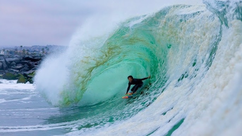 Mason Ho surfeando 