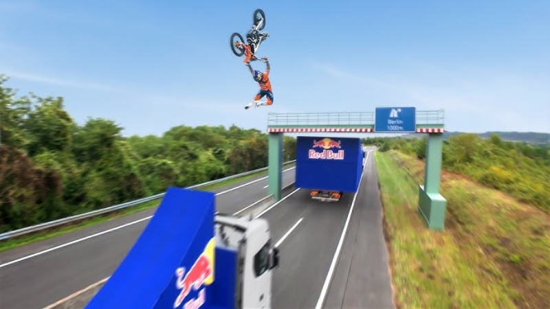 Luc Ackermann, Red Bull y el primer Backflip en Moto sobre dos camiones 
