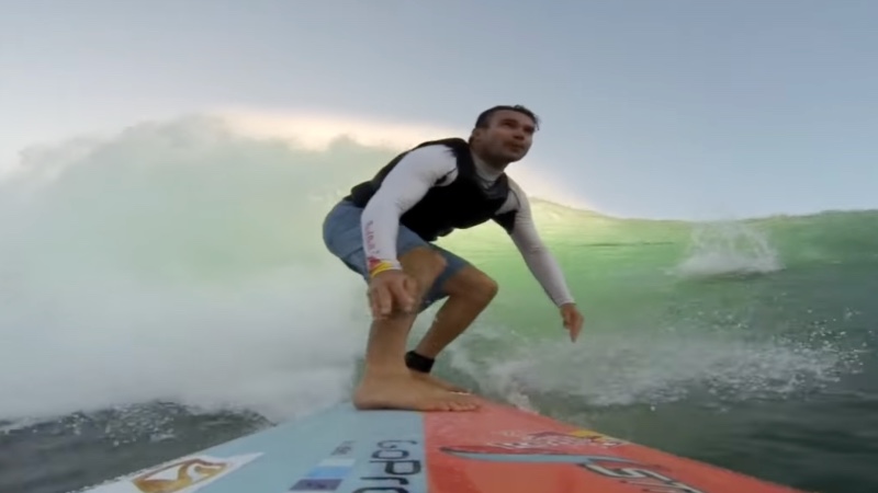 Juan Bacagianis y un registro junto a leyendas de Hawaii